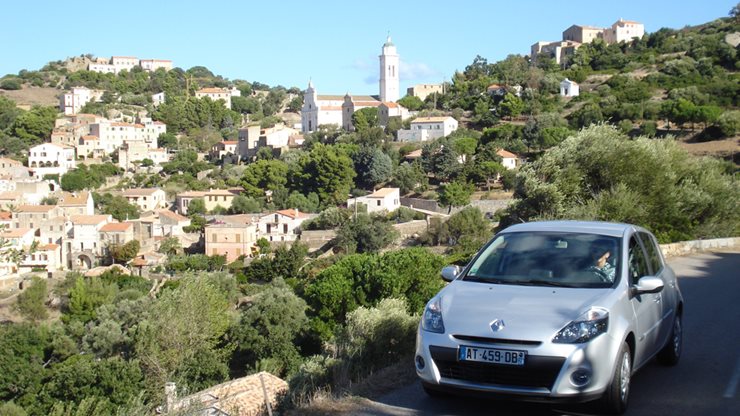 Zwei Urlauber spielen Volleyball am Strand von Calvi im Meer