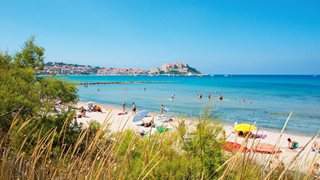 Der belebte aber auch ruhige Strand von Calvi ist nur wenige Gehminuten entfernt vom Feriendorf Zum Störrischen Esel