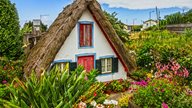 Ein traditionelles Haus samt Strohdach auf Madeira