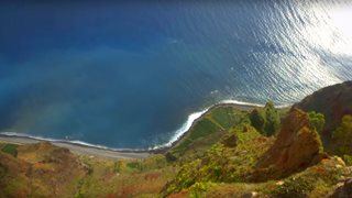 Spektakulärer Blick herab von einer Steilküste auf Madeira