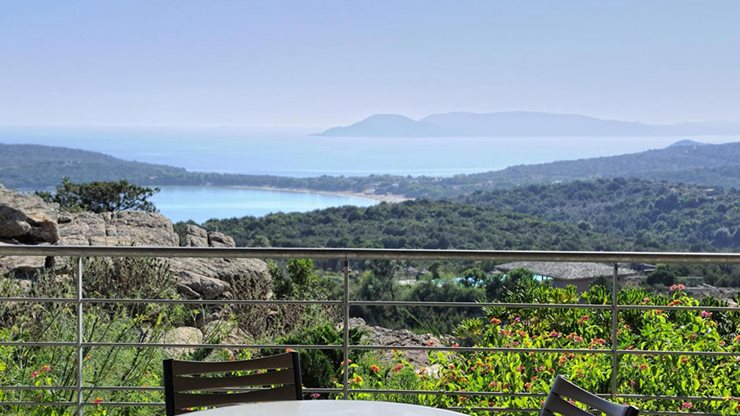 Fernblick von der Terrasse einer Ferienwohnung auf Korsika auf das Meer 