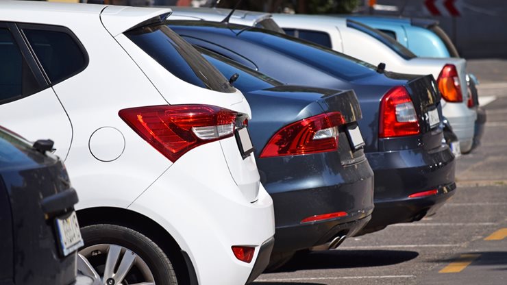 Geparkte Autos in einer Reihe auf dem Parkplatz Altenrhein