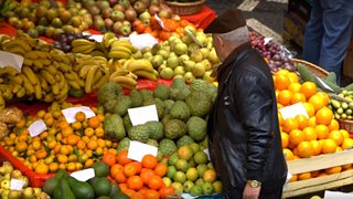 Ein Wochenmarkt in Funchal mit reichlich exotischem Obst und Gemüse