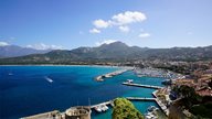 Traumhafte Aussicht auf den Hafen von Calvi und die Region