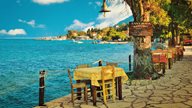 Tavernen neben dem türkisen Meer in Griechenland