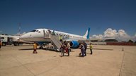Peoples Flugzeug am Zielflughafen in Lefkada