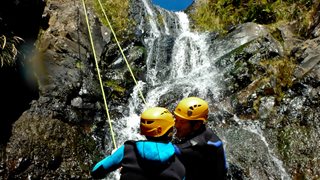 Zwei Aktivurlauber beim Canyoning auf Madeira