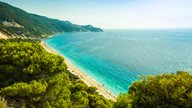 Traumhafte griechische Strandkulisse neben leuchtend grüner Natur
