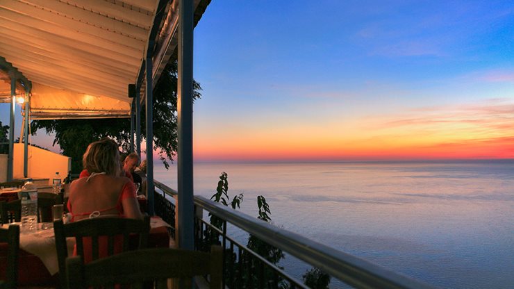 Tolle Aussicht mit Sonnenuntergang  und griechischer Kulinarik auf Lefkas