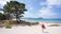 Der Strand von Calvi ist nur wenige Gehminuten vom Feriendorf Zum Störrischen Esel entfernt. 