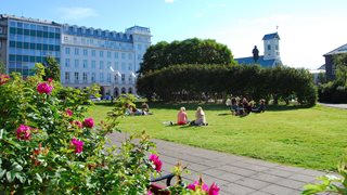 Stadtpark in Reykjavik im Sommer