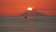 Die Sonne geht in der Ferne hinter der Vulkaninsel Stromboli unter