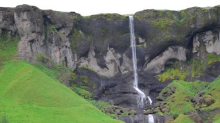 Ein idyllischer Wasserfall in Island
