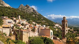 Das idyllische Bergdorf Lumio in der Balagne auf Korsika