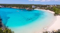 Bucht von Cala Galdana mit karibischem Strand und Meer