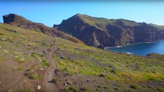 Wanderweg mit spektakulärer Aussicht auf einer Klippe auf Madeira